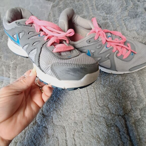 Nike Revolution 2 Trainer Sneakers WOMENS SIZE 9 Wolf Grey trainers walking - Picture 10 of 11